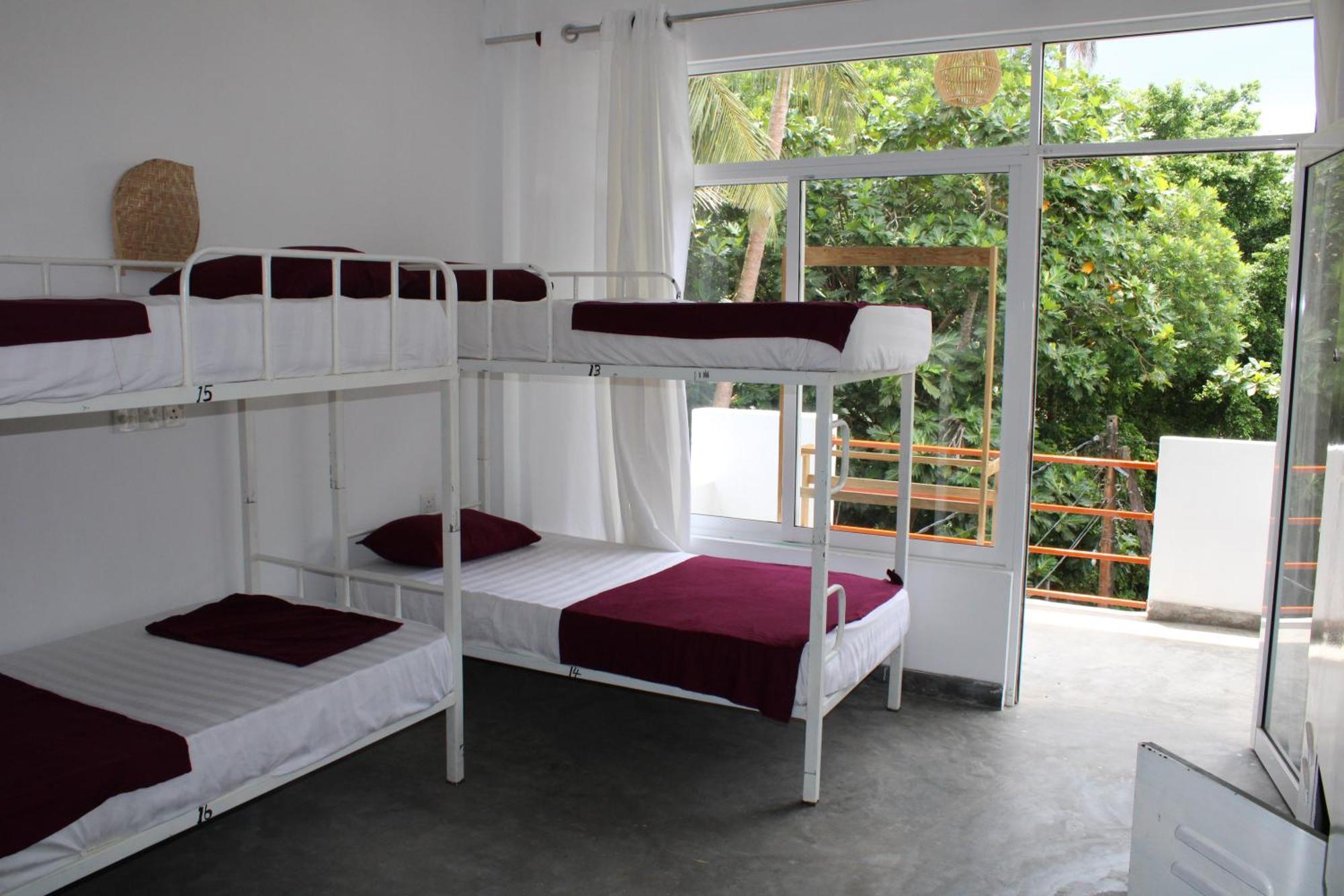 Sun & Moon Hostel Мірісса Екстер'єр фото